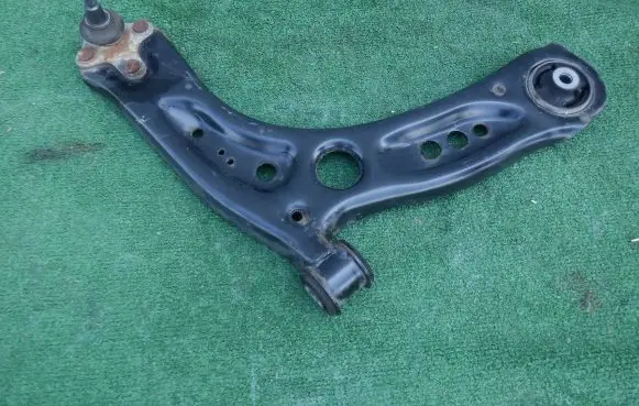 Volkswagen Golf VII Front lower control arm/wishbone 5Q0407152J