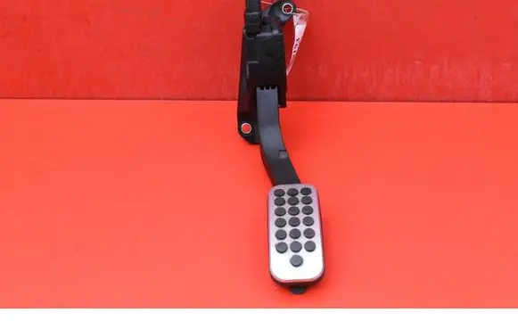 Accelerator throttle pedal