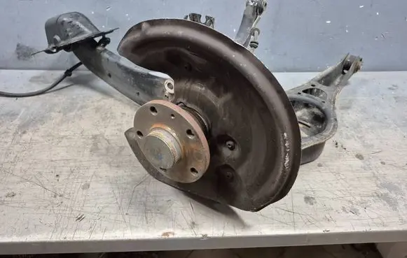 Volkswagen PASSAT B7 Rear wheel hub spindle/knuckle 