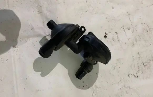 BMW 5 E39 Oil breather separator 7501566