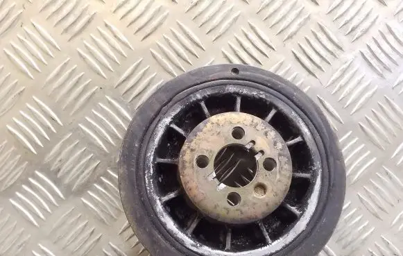 Volkswagen PASSAT B4 Crankshaft pulley 028105243K