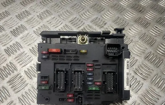 Peugeot 307 Fuse module 9650664180 33823658 BSMB2