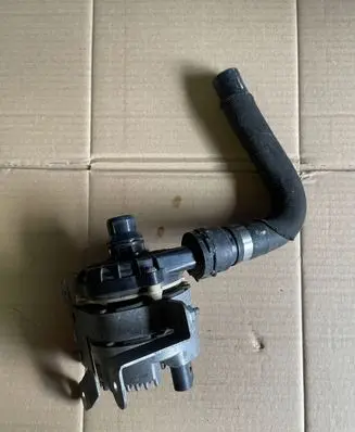 Mercedes-Benz C AMG W205 Water pump 0005003000