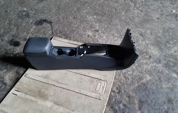 Volvo V50 Center console 30755349