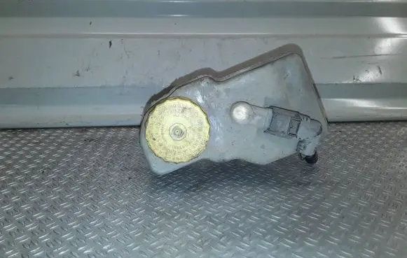 Brake fluid reservoir