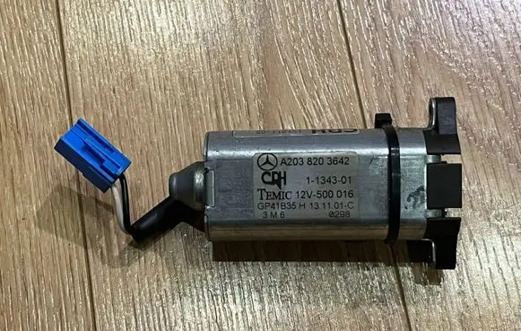 Mercedes-Benz C W203 Seat adjustment motor A2038203642 12V500016 134301