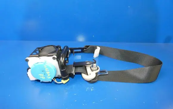 Mazda 3 II Front seatbelt