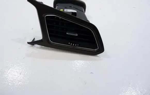 Volkswagen T-Roc Dash center air vent grill