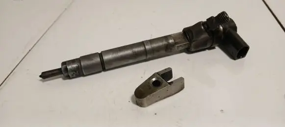 Mercedes-Benz E W211 Fuel injector 0445110177