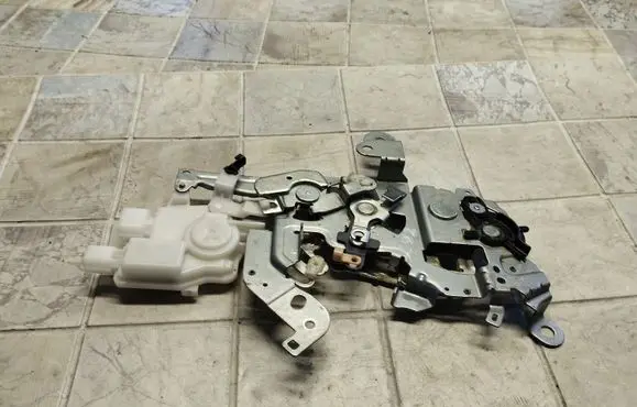 Mazda 5 Sliding door lock 