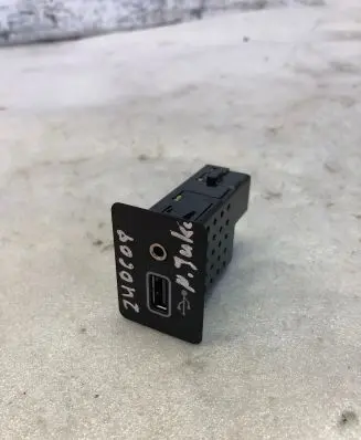 Nissan Juke II F16 USB socket connector 284h35fa0c
