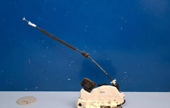 Volkswagen PASSAT B8 Front door lock 5E2837016