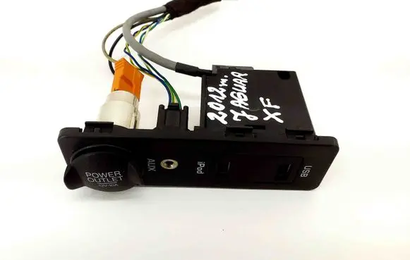 Jaguar XF X250 AUX in-socket connector T1201105481 40358387