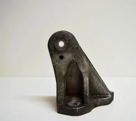 Engine mounting bracket