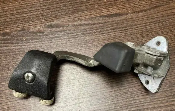 Iveco Daily 4th gen Sliding door upper roller guide/hinge 1071176E