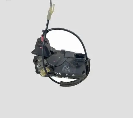 Opel Zafira B Rear door lock 13210738