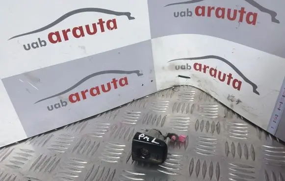 Nissan Qashqai Front door lock (next to the handle) 