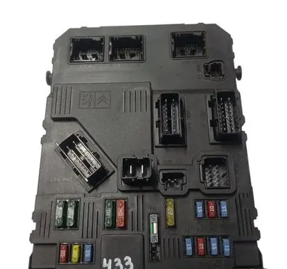 Peugeot 107 Fuse module 9659579180