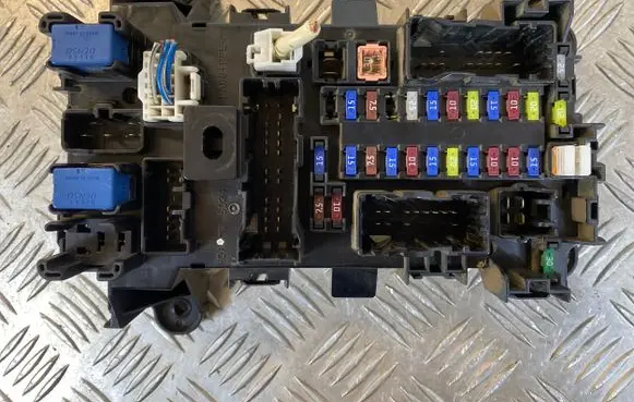 Suzuki Grand Vitara II Fuse module 11376I28 64J2