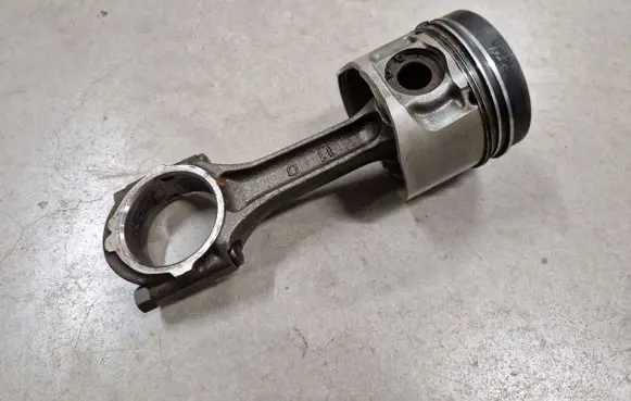 Mitsubishi L200 Piston with connecting rod