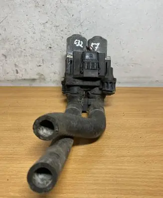 Mercedes-Benz E W210 Coolant heater control valve 0235451628 C3257