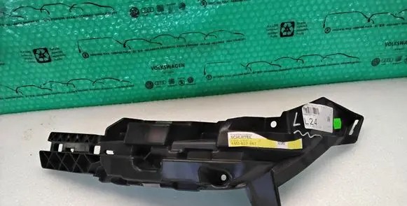 Audi Q7 4M Bumper support mounting bracket corner 4M0807347