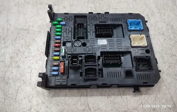 Peugeot 308 SW Fuse module 28119759