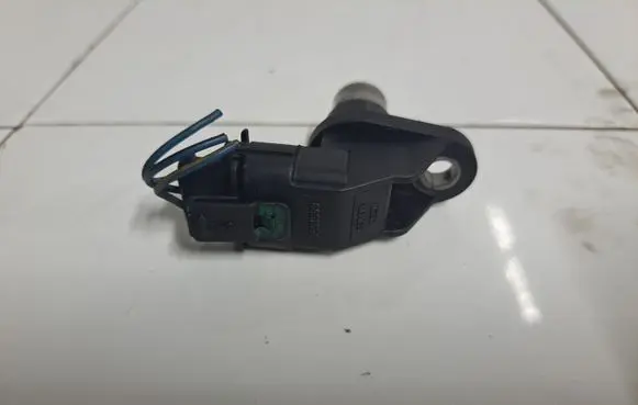 Volvo V70 Camshaft position sensor 8631533