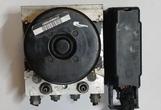 Volkswagen Golf VI ABS Pump 1K0614517DE 1K0907379BJ