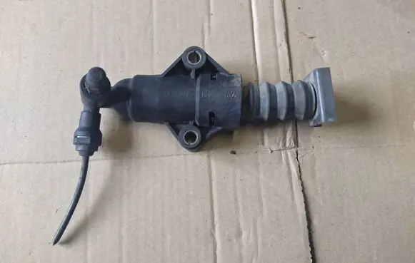 Volkswagen PASSAT B3 Clutch slave cylinder 1JO721261F
