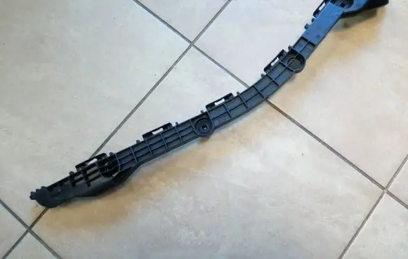 Rear bumper mounting bracket