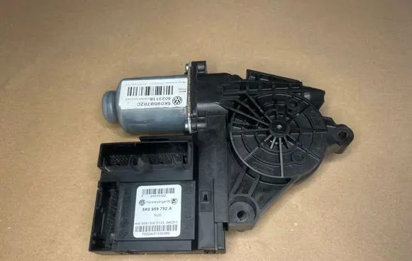 Volkswagen PASSAT B7 Front door window regulator motor 5K0959792A 402311B 5K0959702C