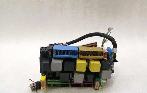 Mercedes-Benz G W461 W463 1st Gen Fuse module A1669063801