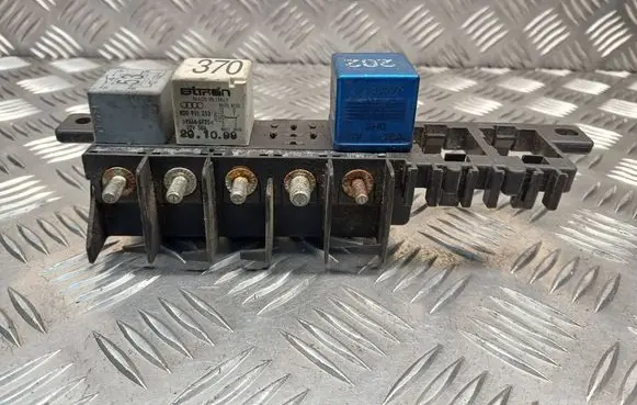 Volkswagen PASSAT B5.5 Relay mounting block 8L0941822A 896083000