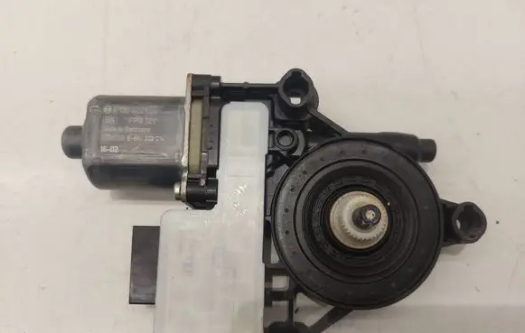Volkswagen Golf VII Rear door window regulator motor 5Q0959812