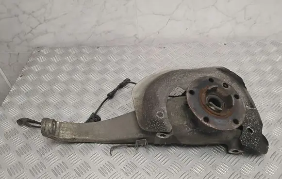 Front wheel hub