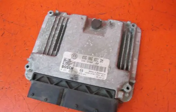 Volkswagen Touran I Engine control unit/module 03G906021DM 0281012737
