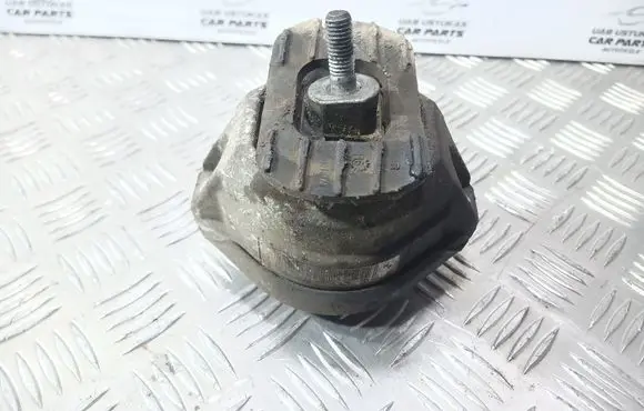 BMW 5 E60 E61 Engine mount bracket 6774620