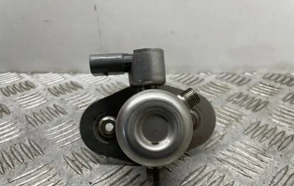 BMW M5 Fuel injection high pressure pump 7599865 13517599865
