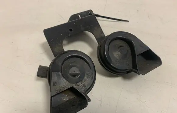 Audi A6 S6 C6 4F Horn signal 703881165