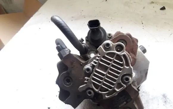 Volvo S60 Fuel injection high pressure pump 8642778
