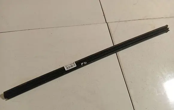 Toyota Avensis T250 Front door glass trim molding