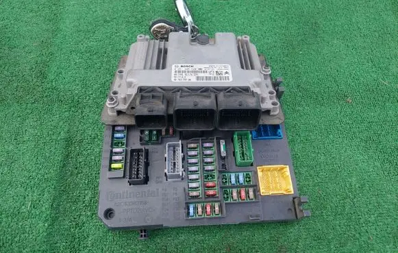Citroen C4 II Engine ECU kit and lock set 261S06620