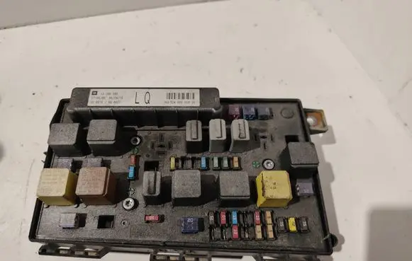 Opel Zafira B Fuse module 13268306