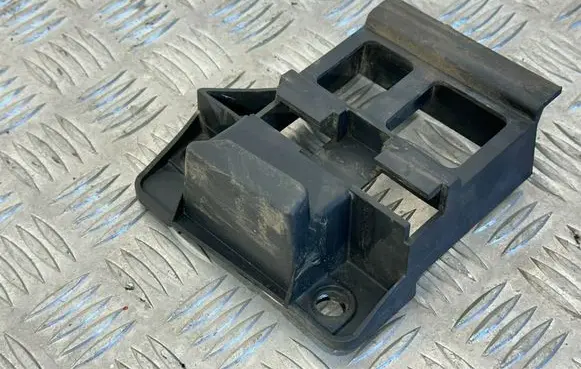Mercedes-Benz Sprinter W901 W902 W903 W904 Front bumper mounting bracket A9068850263