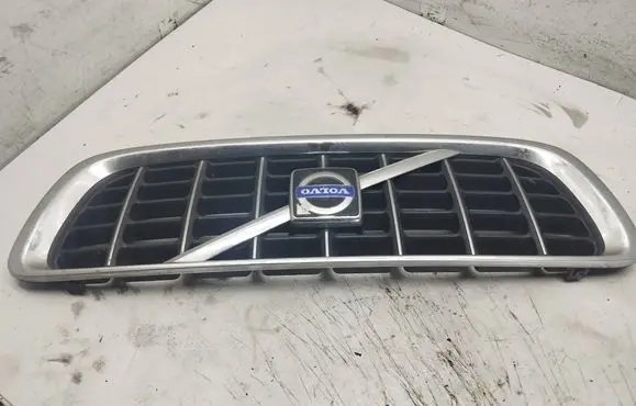 Volvo V70 Front bumper upper radiator grill 30678627