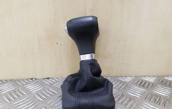 Volkswagen Golf Plus Gear lever shifter trim leather/knob