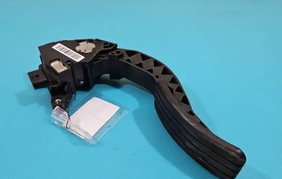 Accelerator throttle pedal