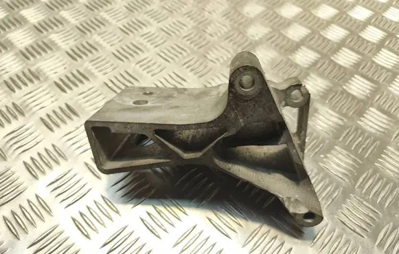 Volvo S60 Engine mounting bracket