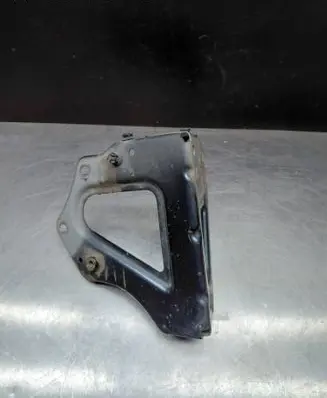 Audi A6 S6 C6 4F Fender mounting bracket 4F0821136